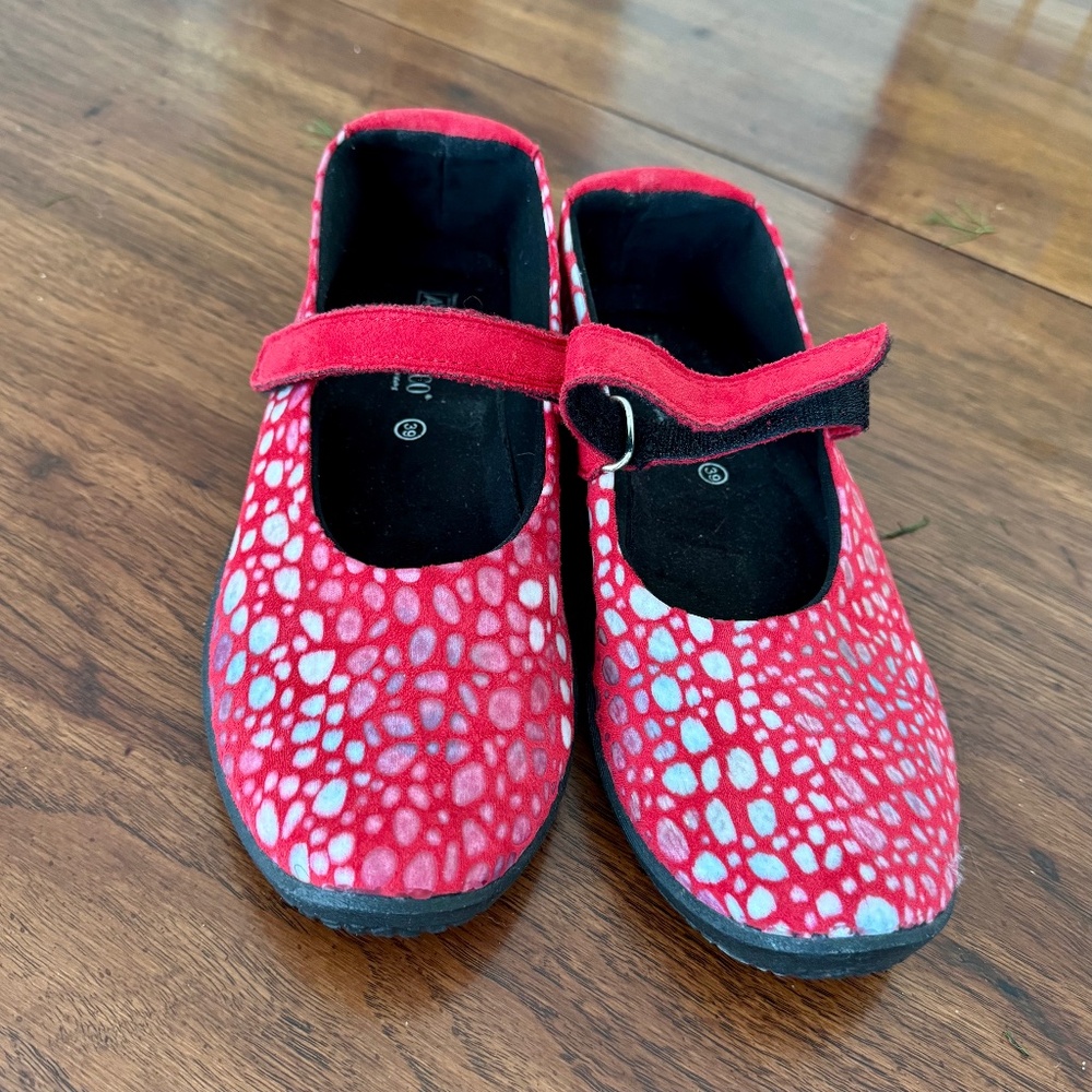 A'rcopedico red suede maryjane style shoes. Size 39. Made in Portugal